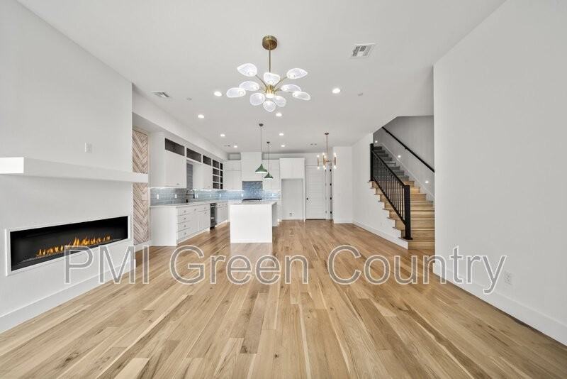 118 E Elgin St - Photo 5 of 34