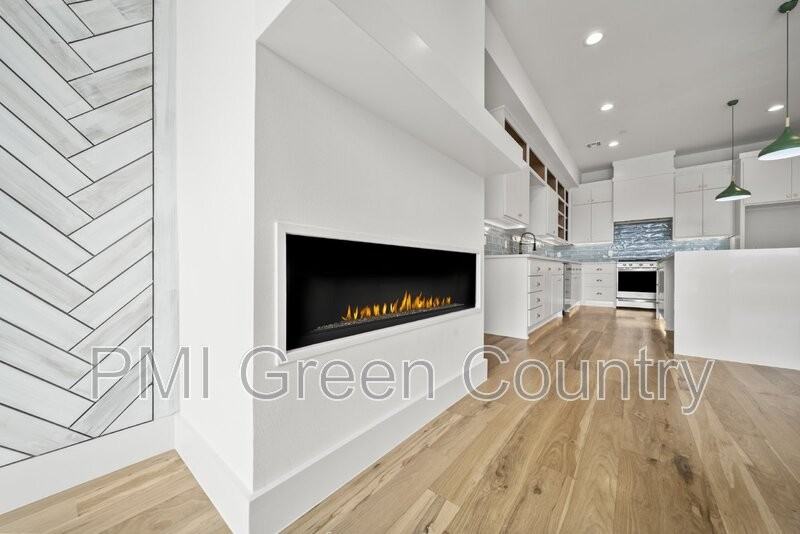 118 E Elgin St - Photo 6 of 34