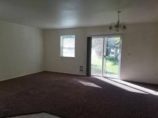 2075 SW Canyon Dr - Photo 3 of 12