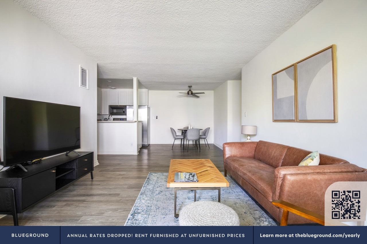 219 South Barrington Avenue - Photo 4 of 44