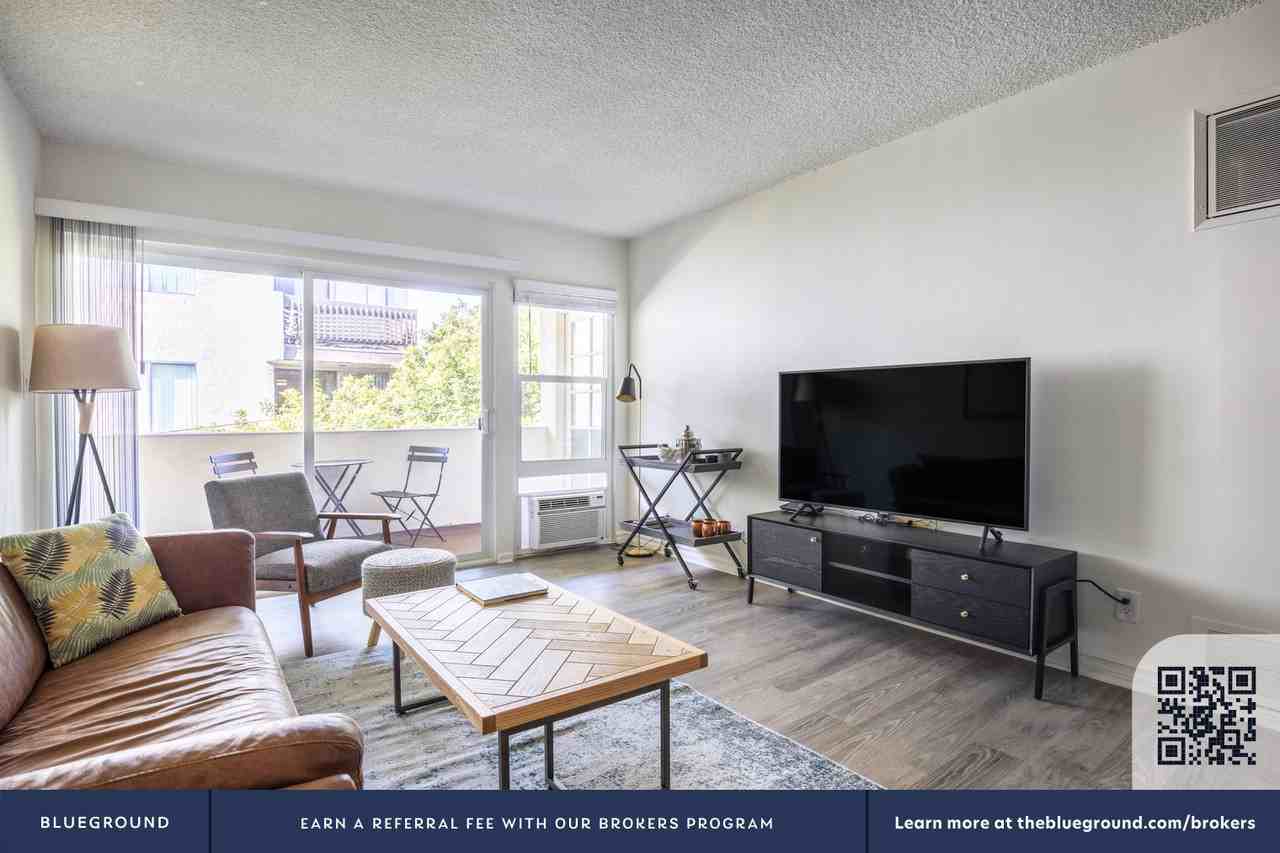 219 South Barrington Avenue - Photo 5 of 44