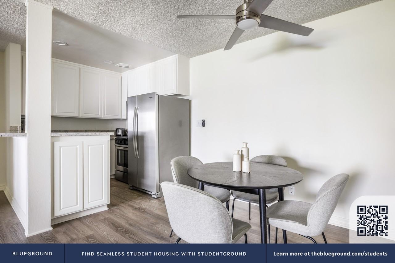 219 South Barrington Avenue - Photo 7 of 44