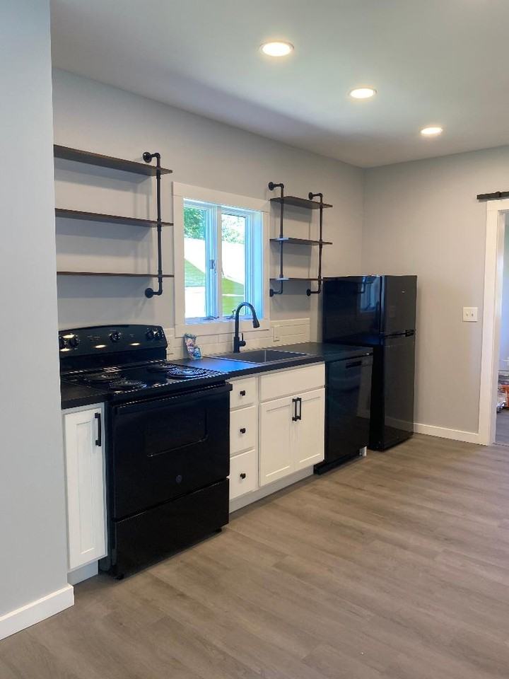 1827 W 7th St #1 - Photo 3 of 11
