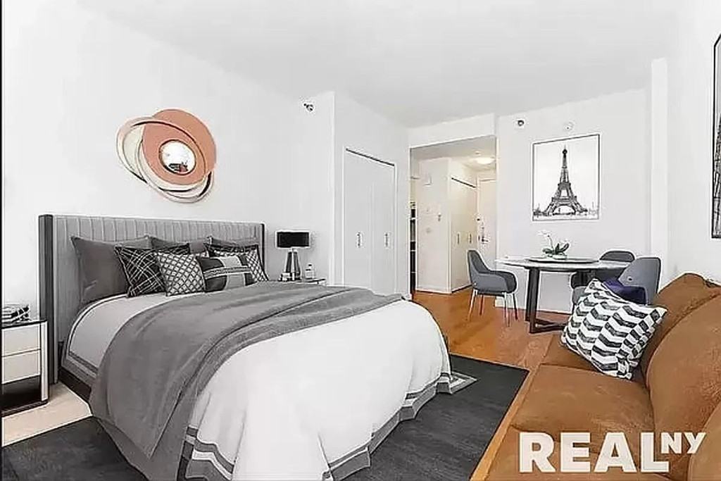 W 18th St #7E - Photo 2 of 11