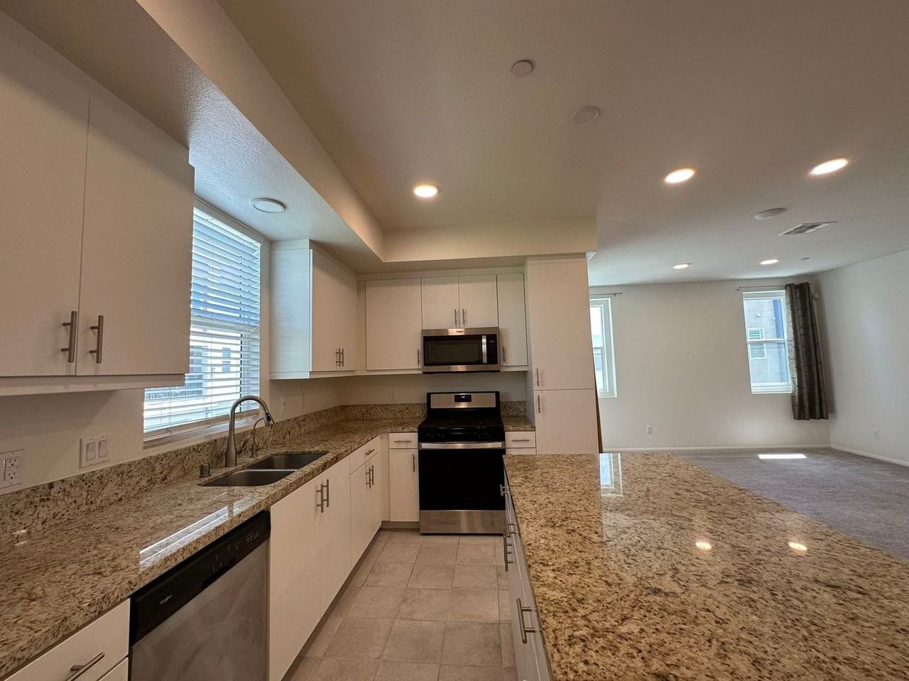 10517 Huxley Dr - Photo 3 of 17