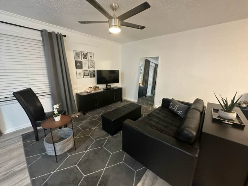 5036 N Hall St #5036 - Photo 2 of 11