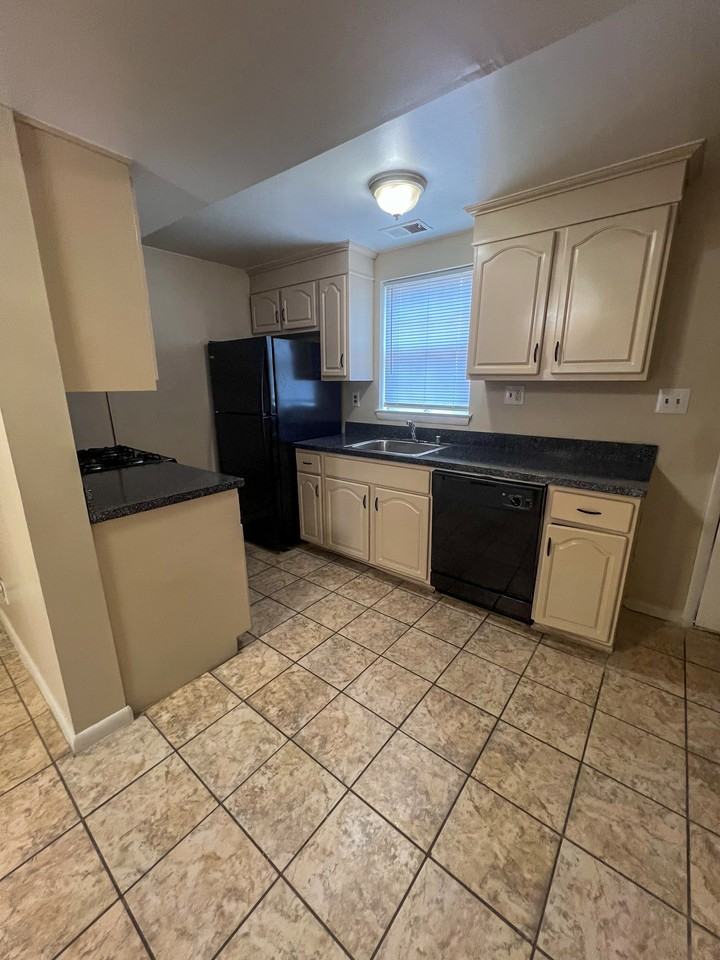 737 N Central Ave - Photo 3 of 9