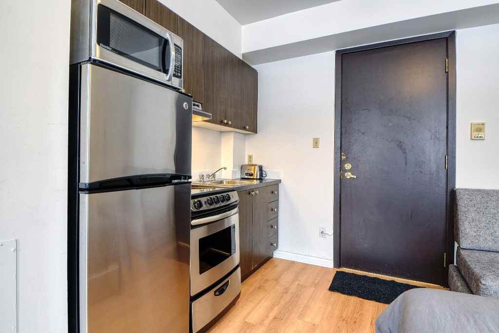 1214 Rue Saint-Denis #8 - Photo 7 of 13