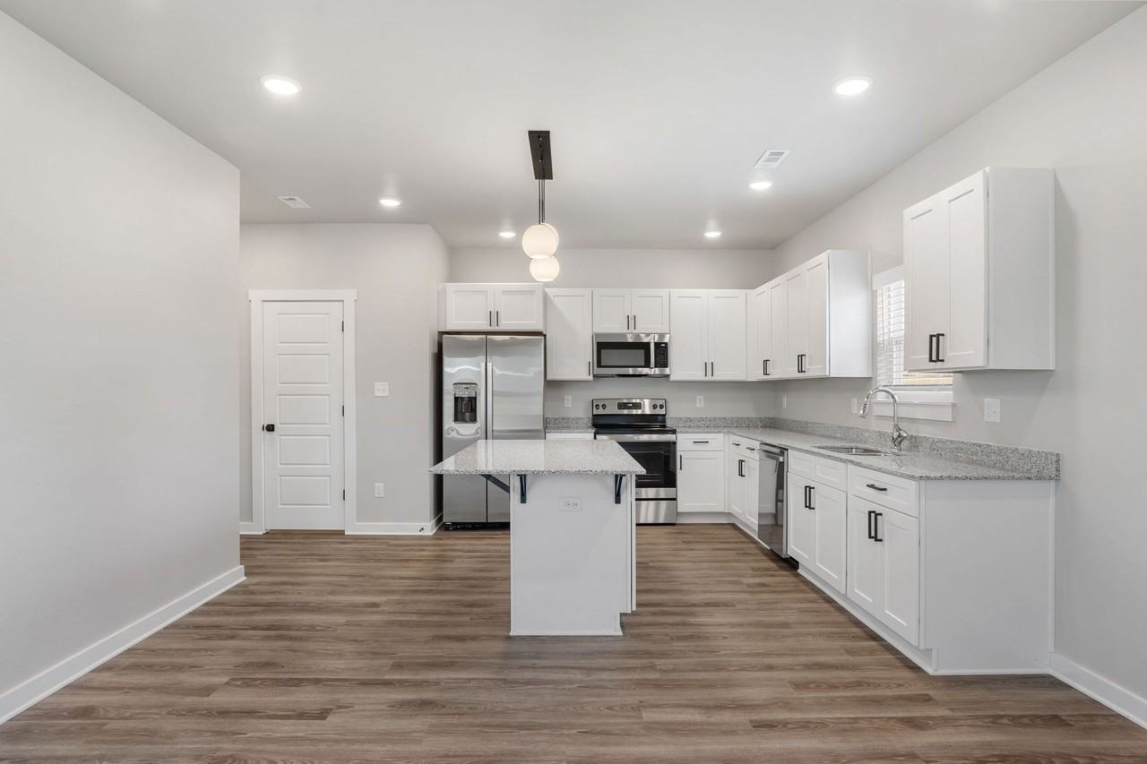 Birdmaster Drive Residences - Photo 6 of 33