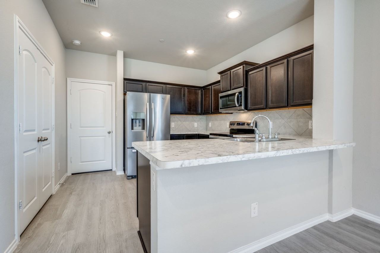 3537 Brentwood Dr - Photo 3 of 12