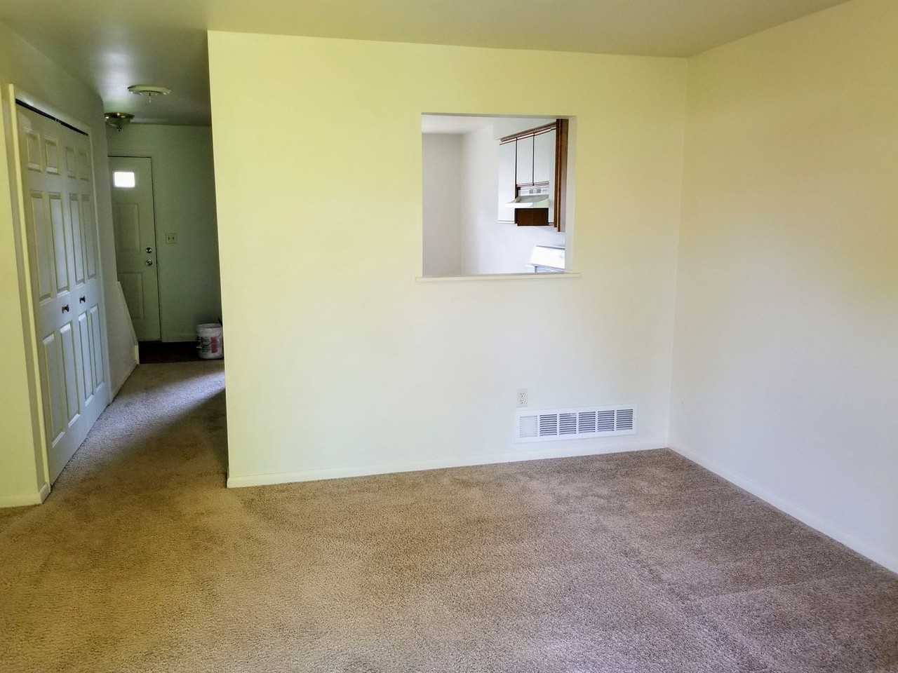 721 Hemlock Sq - Photo 3 of 9