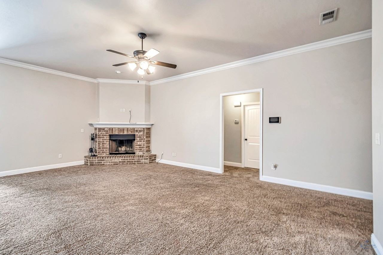 423 O Rourke St - Photo 4 of 38