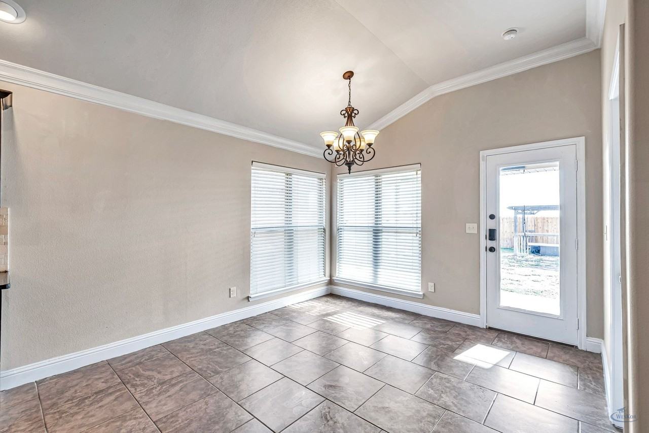 423 O Rourke St - Photo 5 of 38