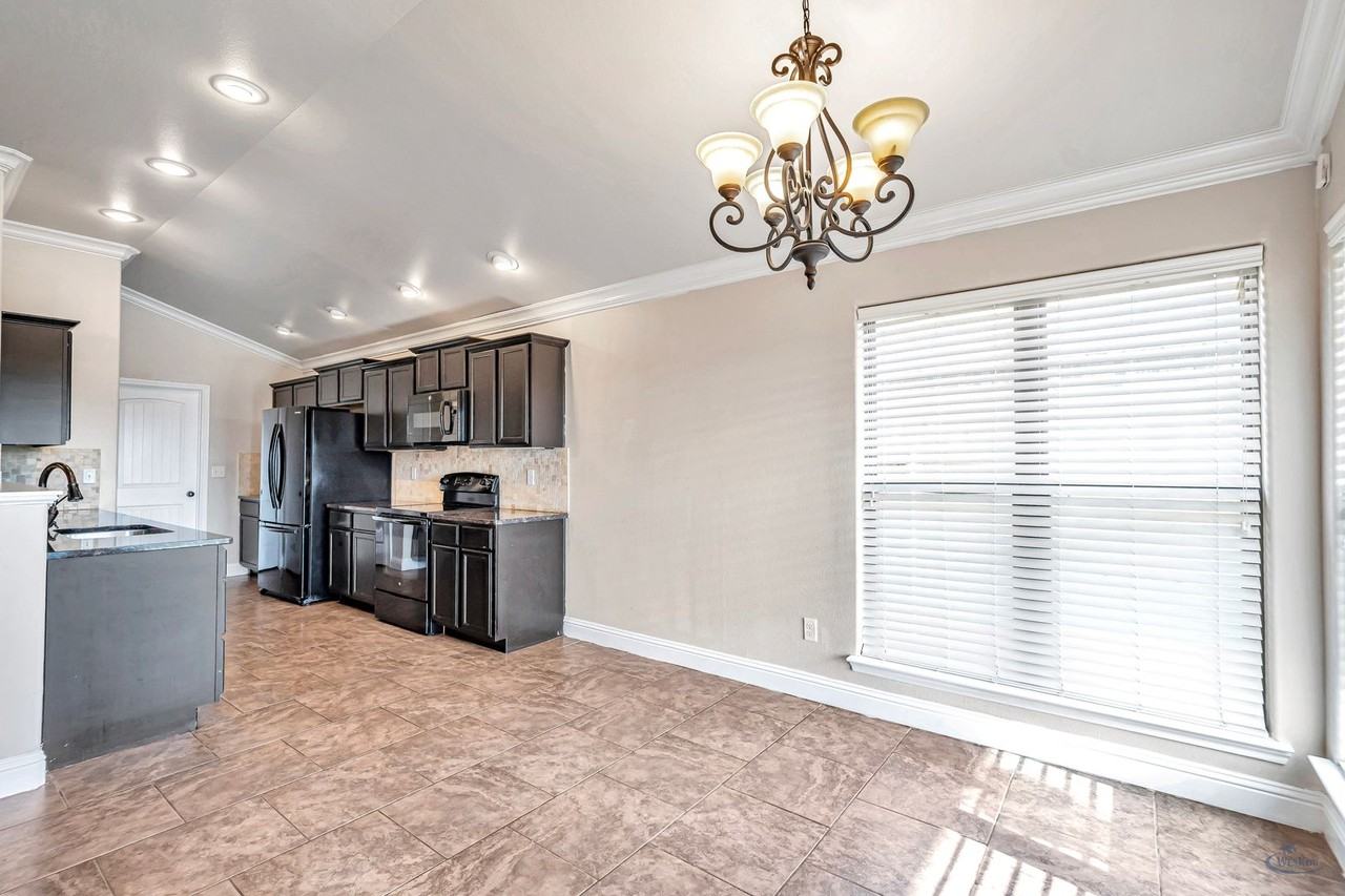 423 O Rourke St - Photo 6 of 38
