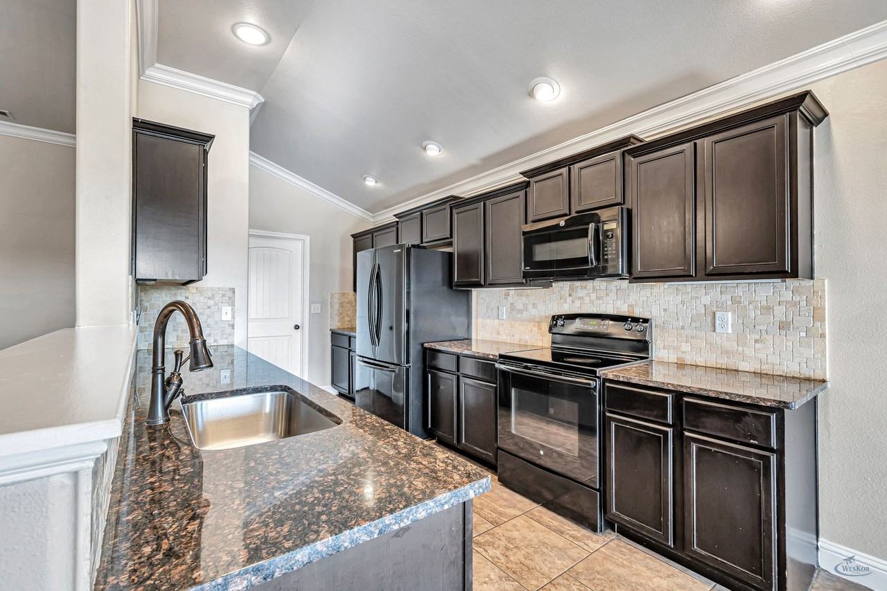 423 O Rourke St - Photo 7 of 38