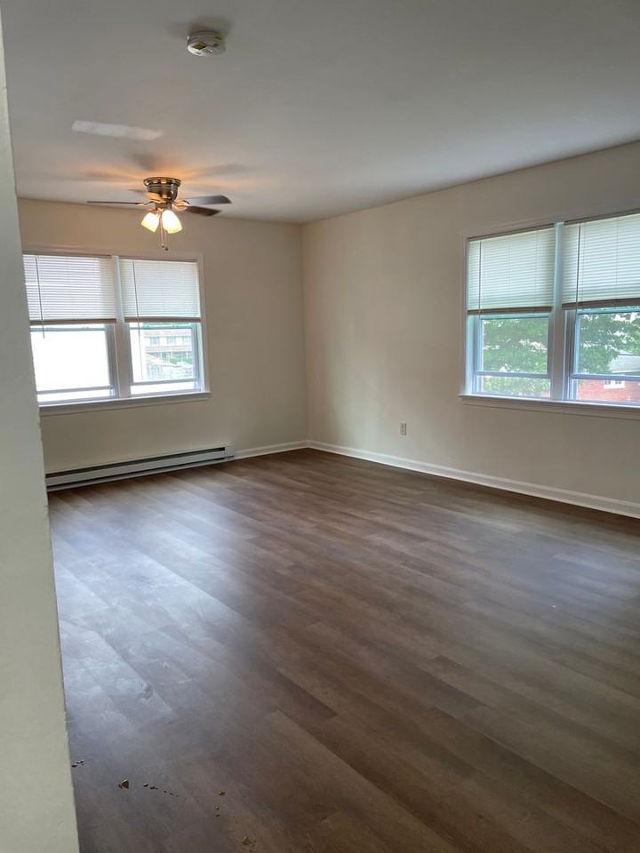 (1) 900 - Photo 2 of 13