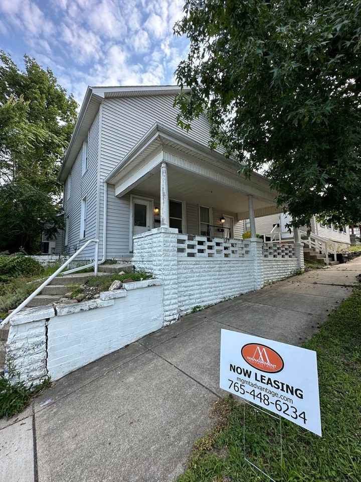 900 Roberts St - Photo 2 of 13