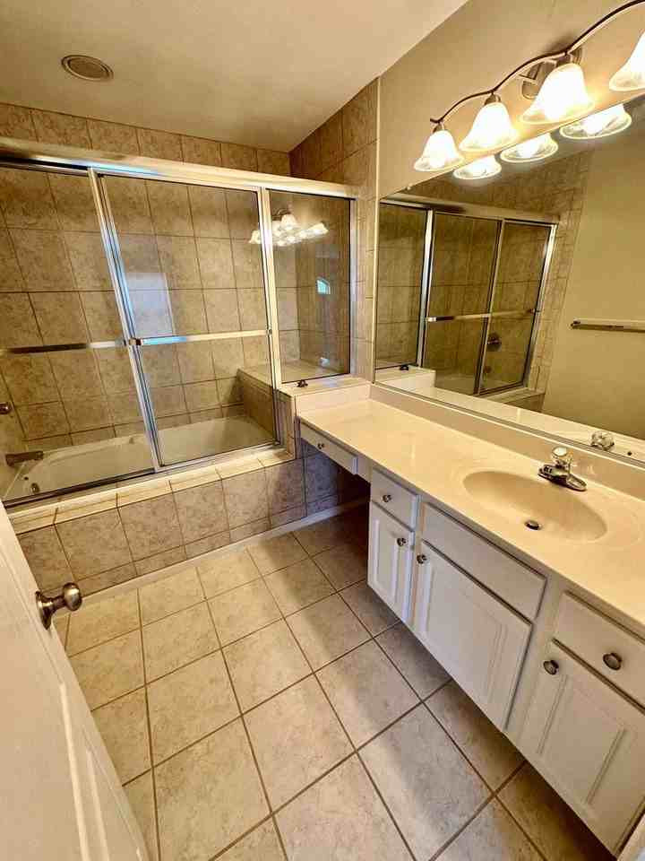 3724 Surry Rd - Photo 5 of 24