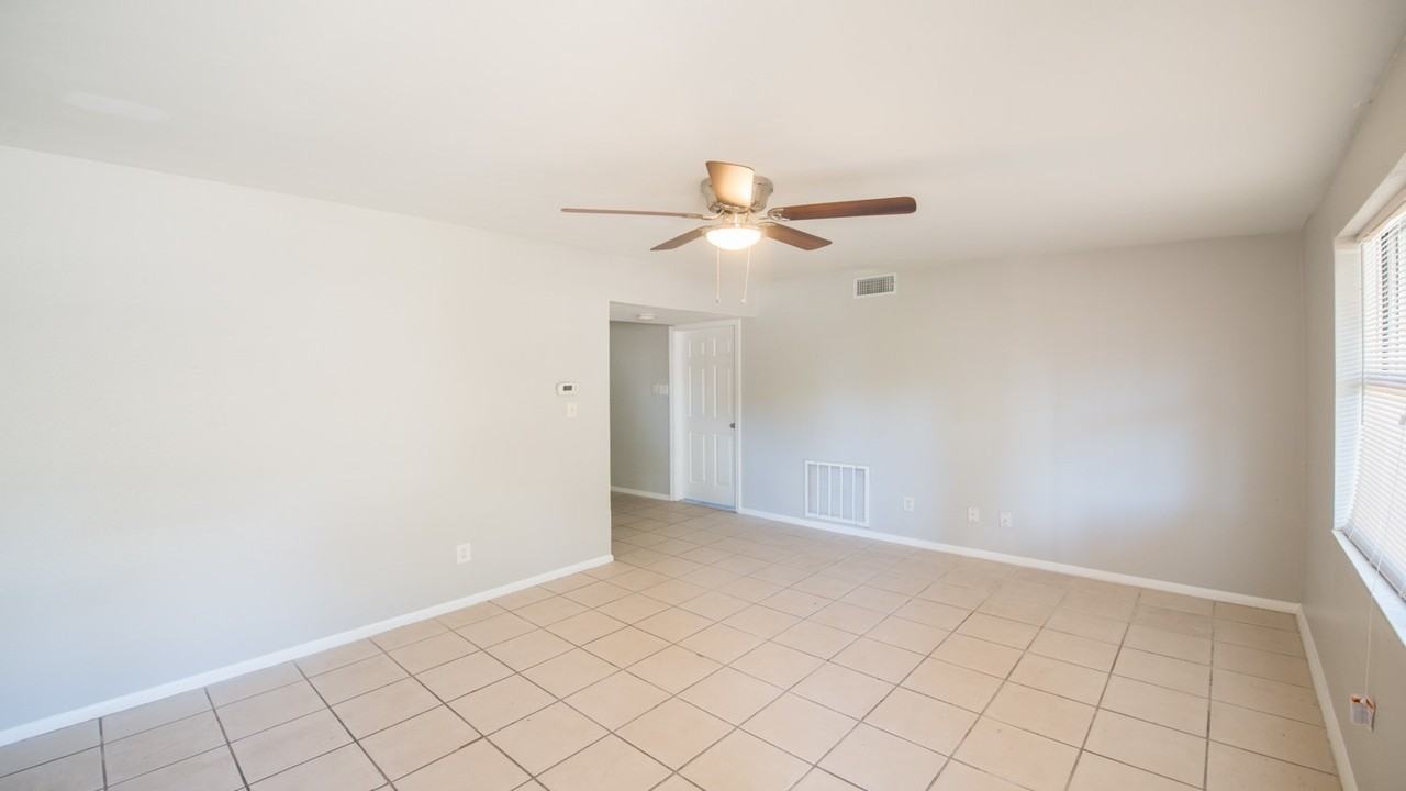 11015 Martha Ave - Photo 2 of 7