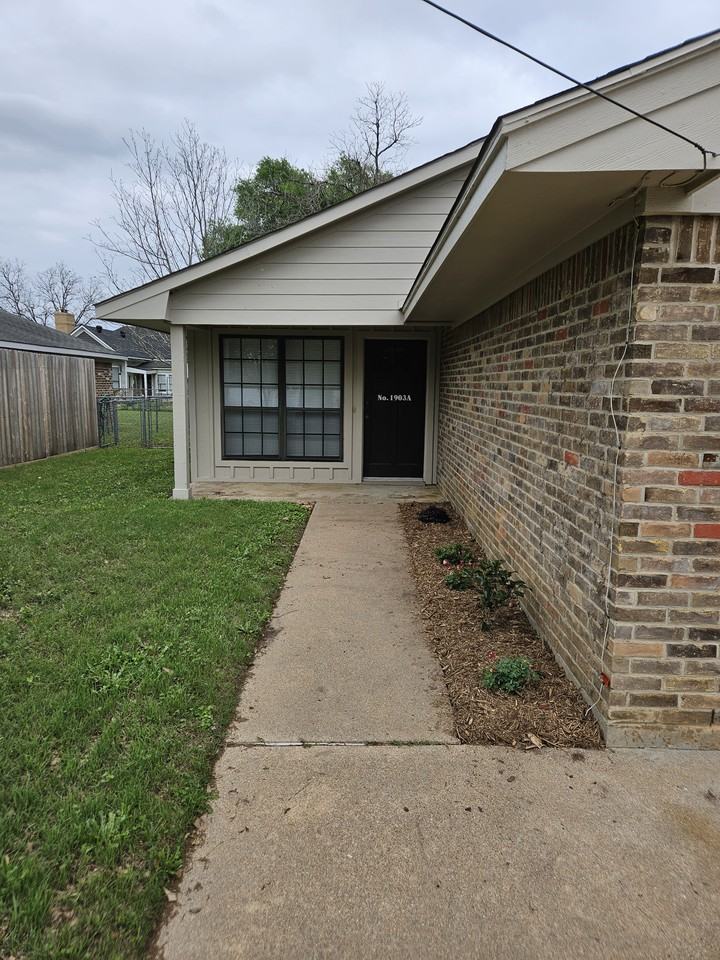 1903 S Austin St #A - Photo 2 of 21