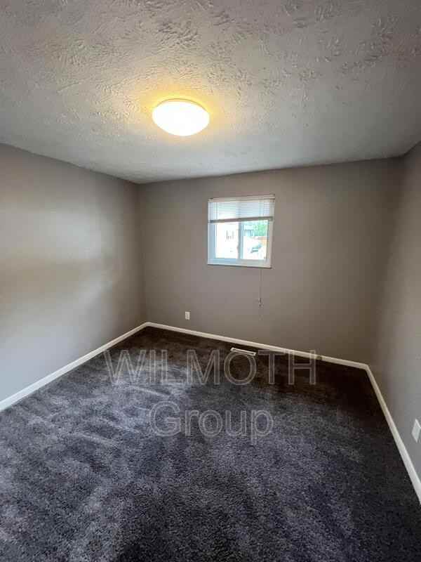 410 E Ohio St - Photo 3 of 12