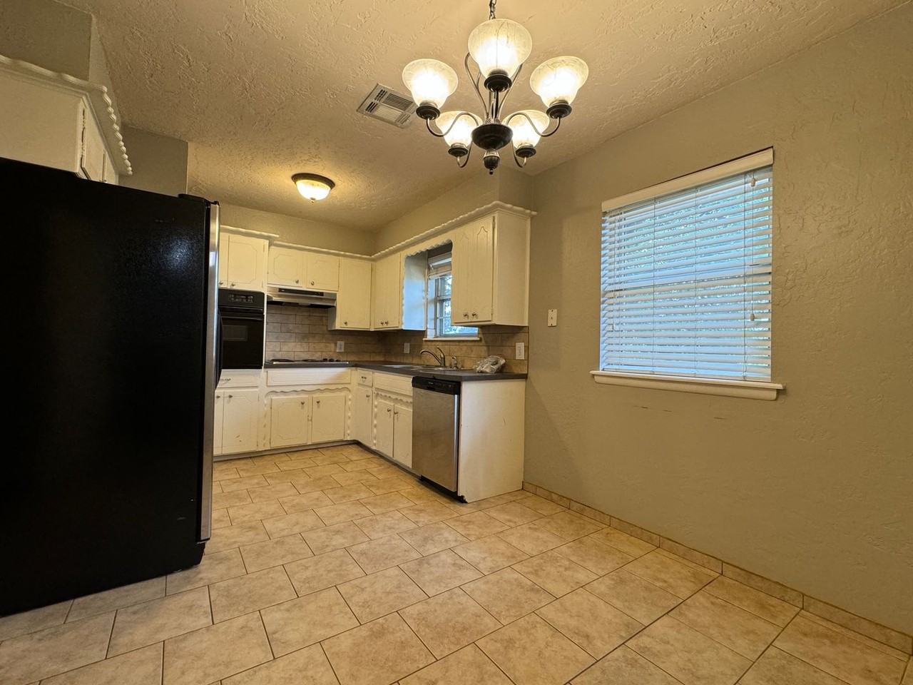 1410 Nw 50th St - Photo 4 of 12