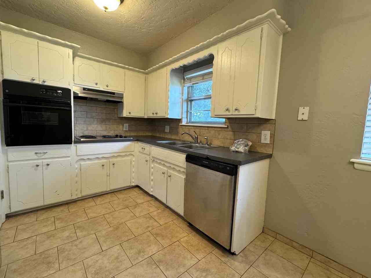 1410 Nw 50th St - Photo 3 of 12