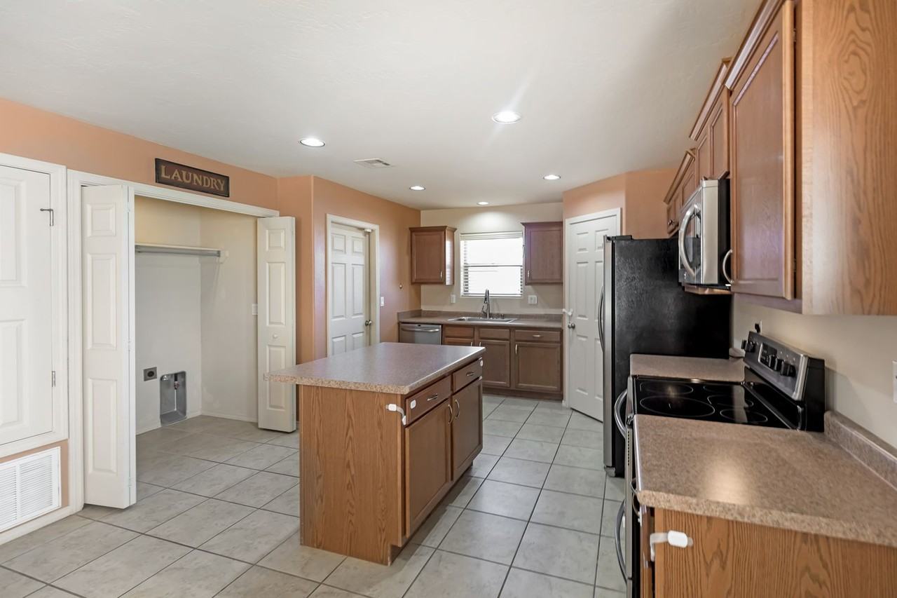 2637 Las Alturas Ct - Photo 3 of 31