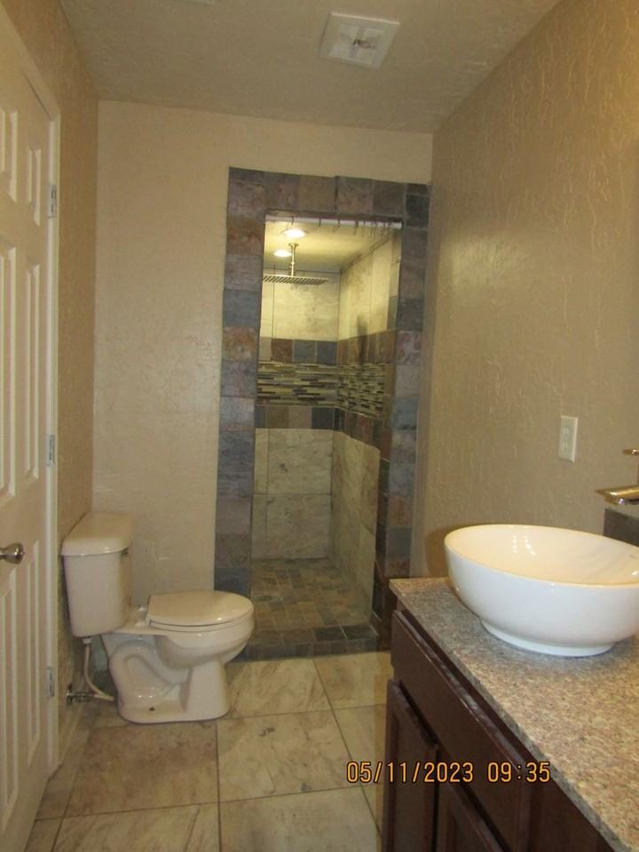 4545 Ne Bell Ave - Photo 7 of 48