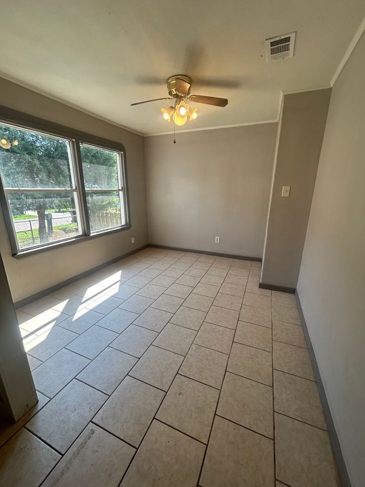 3912 Mary St - Photo 3 of 12