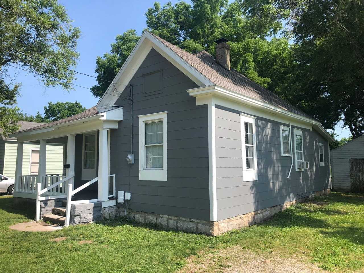 1832 W Chestnut St - Photo 2 of 18