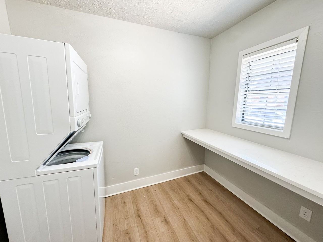 3113 N Shartel Ave - Photo 3 of 6