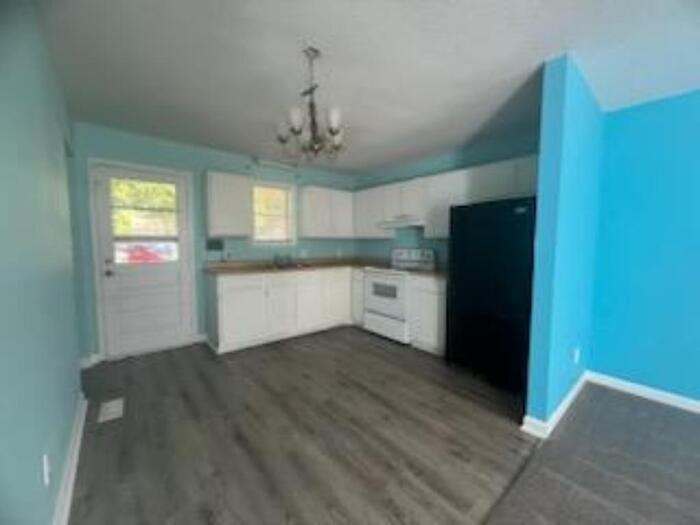737 N Main St - Photo 3 of 8