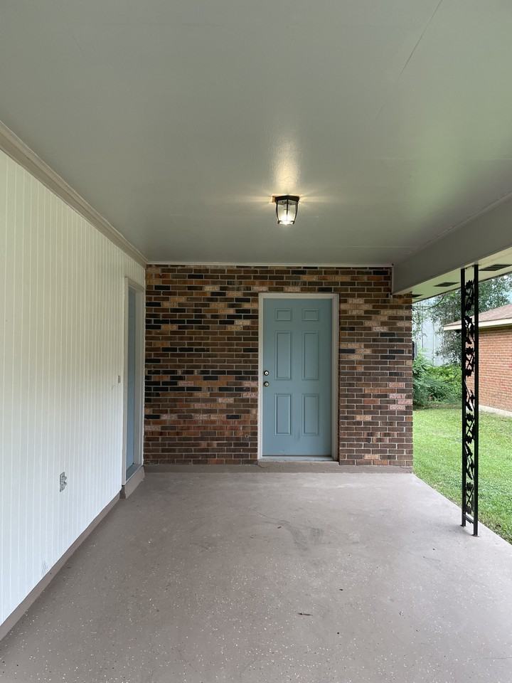 111 Center St #NA - Photo 2 of 18