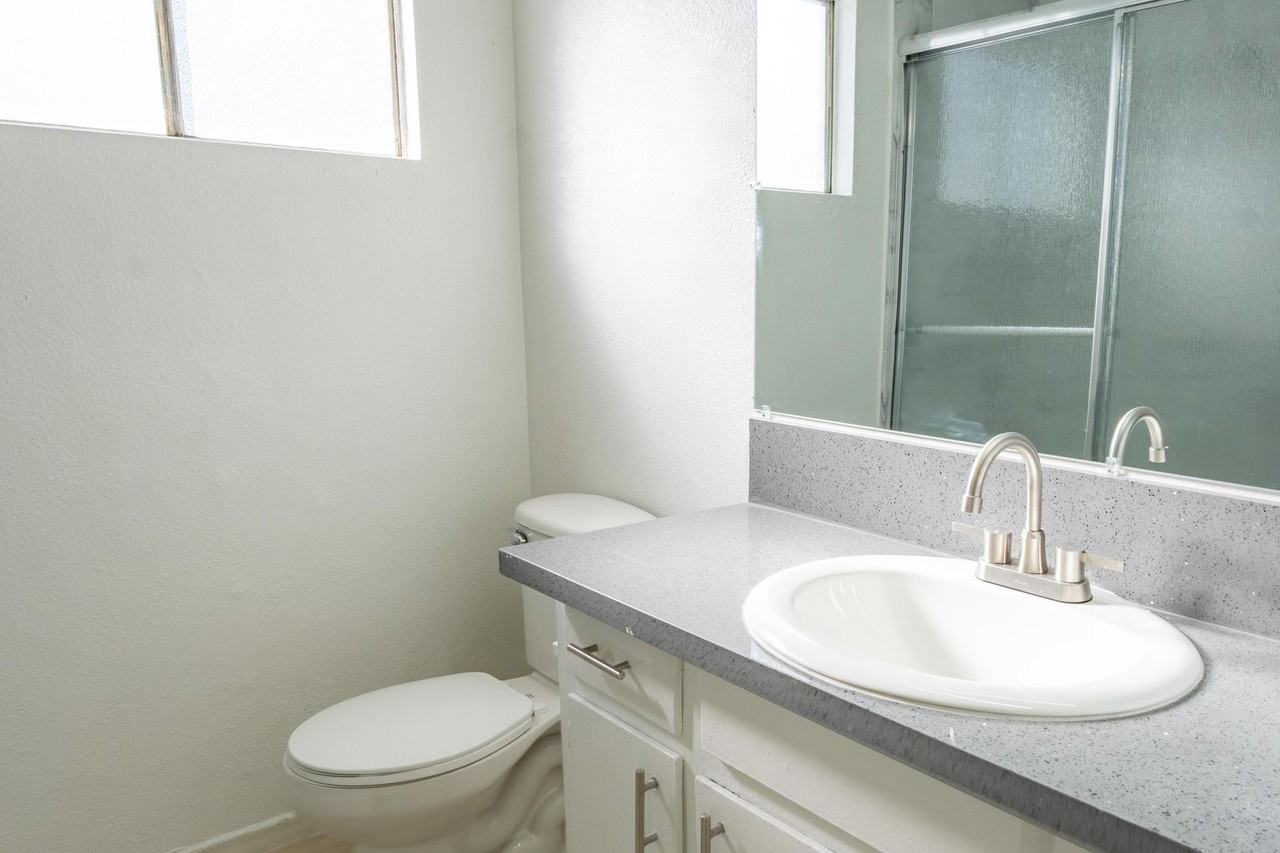 Apartments in the Heart of Las Vegas - Photo 7 of 8