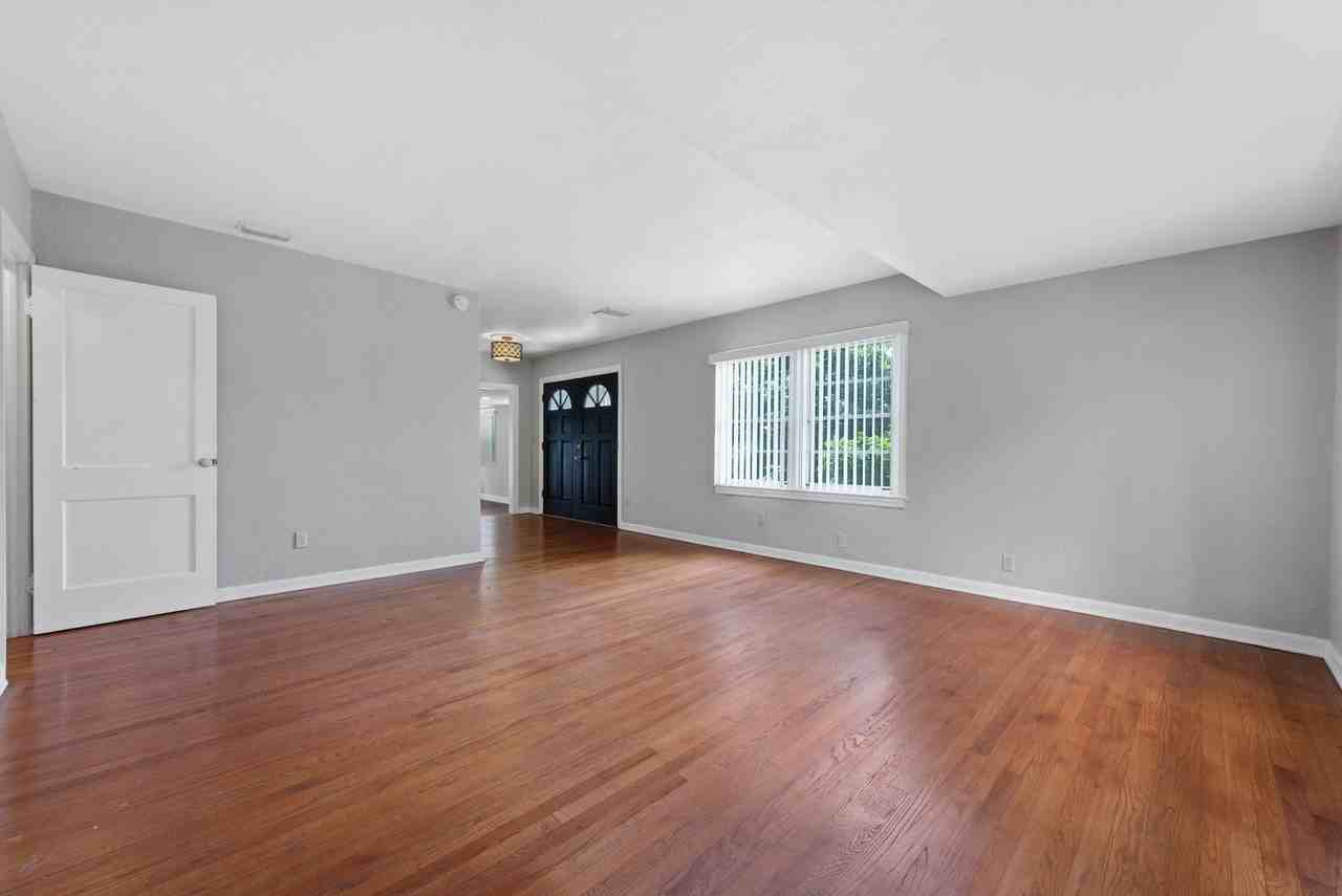 547 Lake Como Cir - Photo 3 of 27