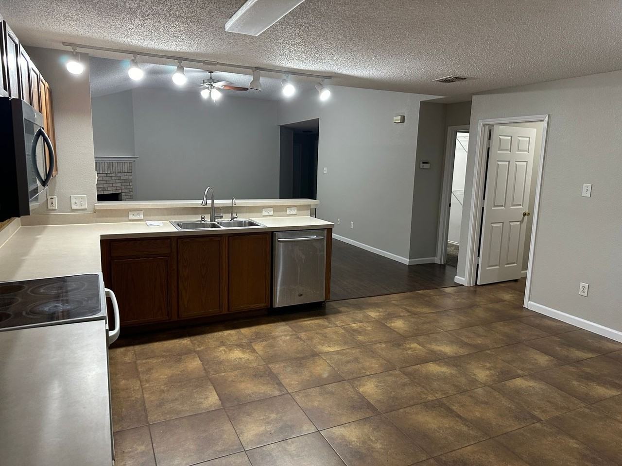 9328 Goldenview Dr - Photo 6 of 21