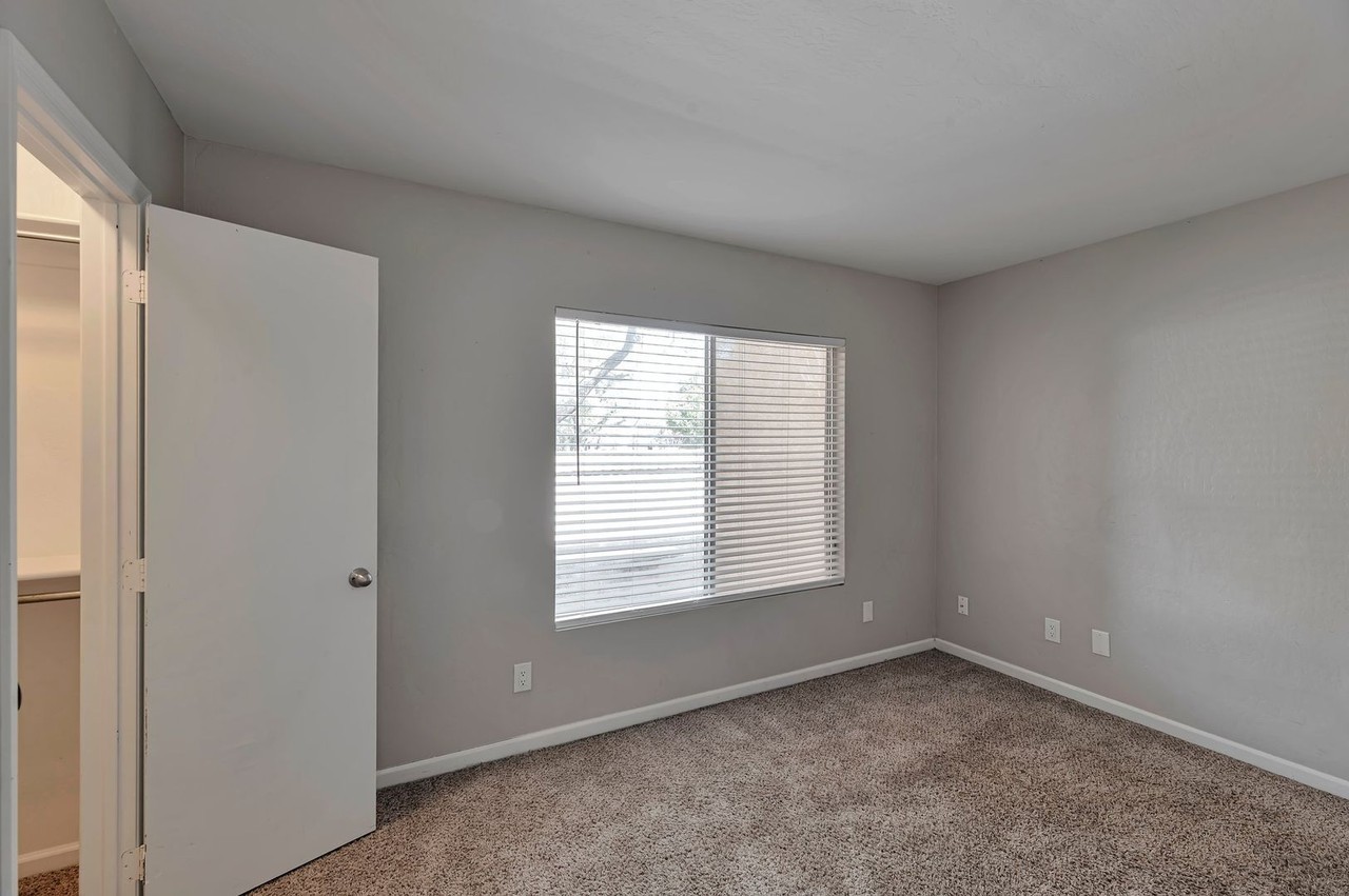 7647 S Kenwood Ln - Photo 6 of 17
