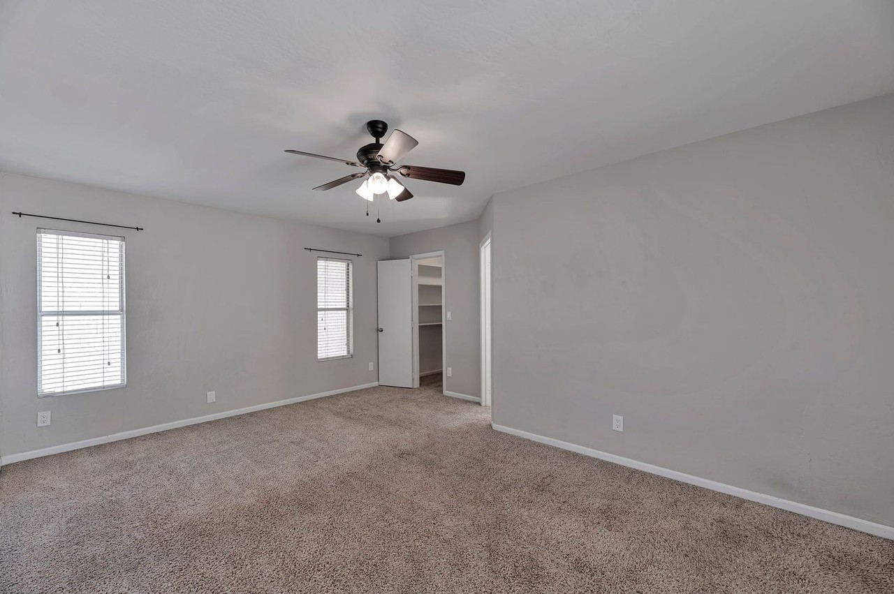 7647 S Kenwood Ln - Photo 7 of 17