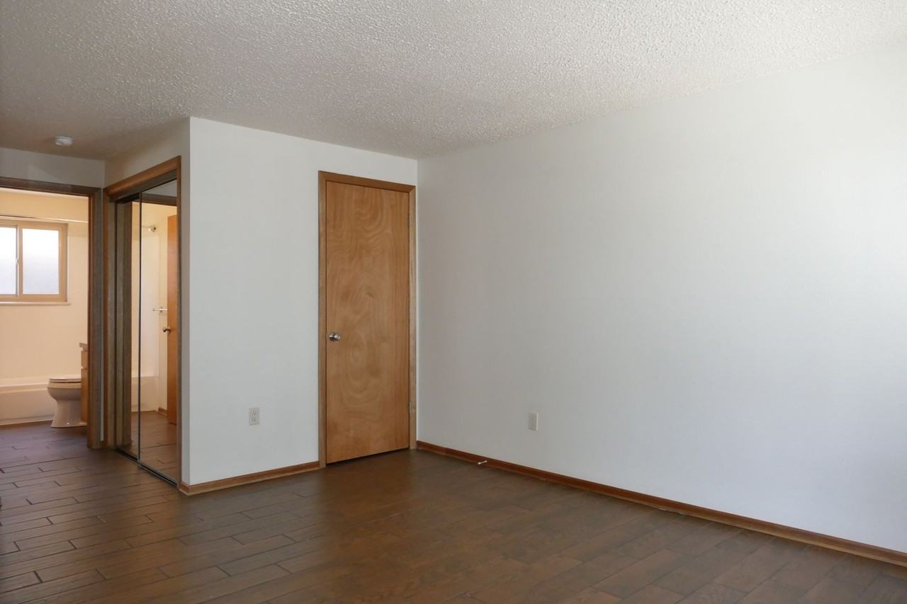 2032 - Photo 2 of 11