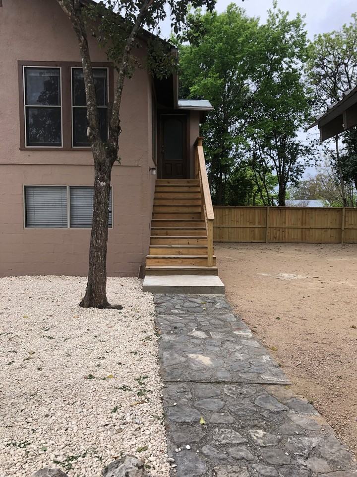 615 13th St Unit B - Photo 2 of 9