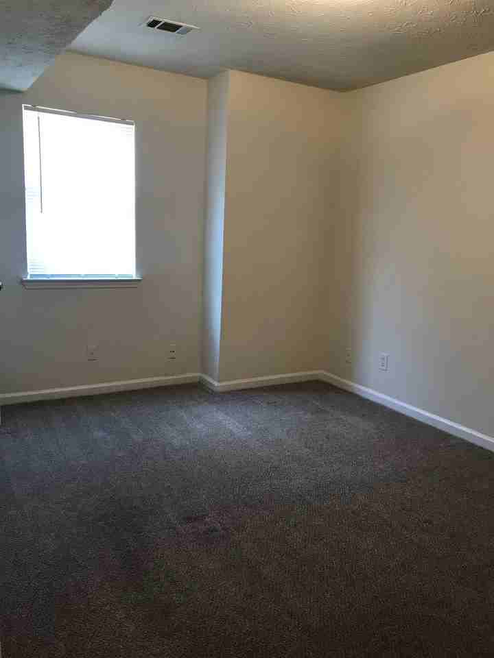 8821 W Hills Ct - Photo 6 of 8