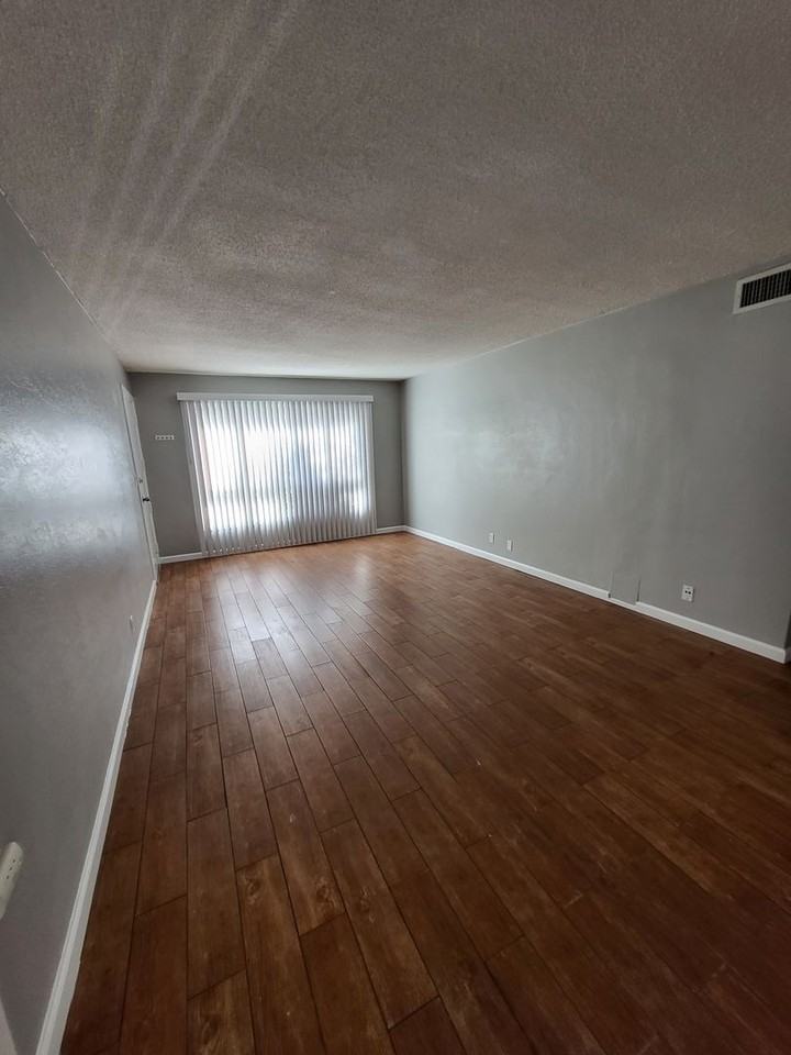 3216 W 99th St - Photo 4 of 41