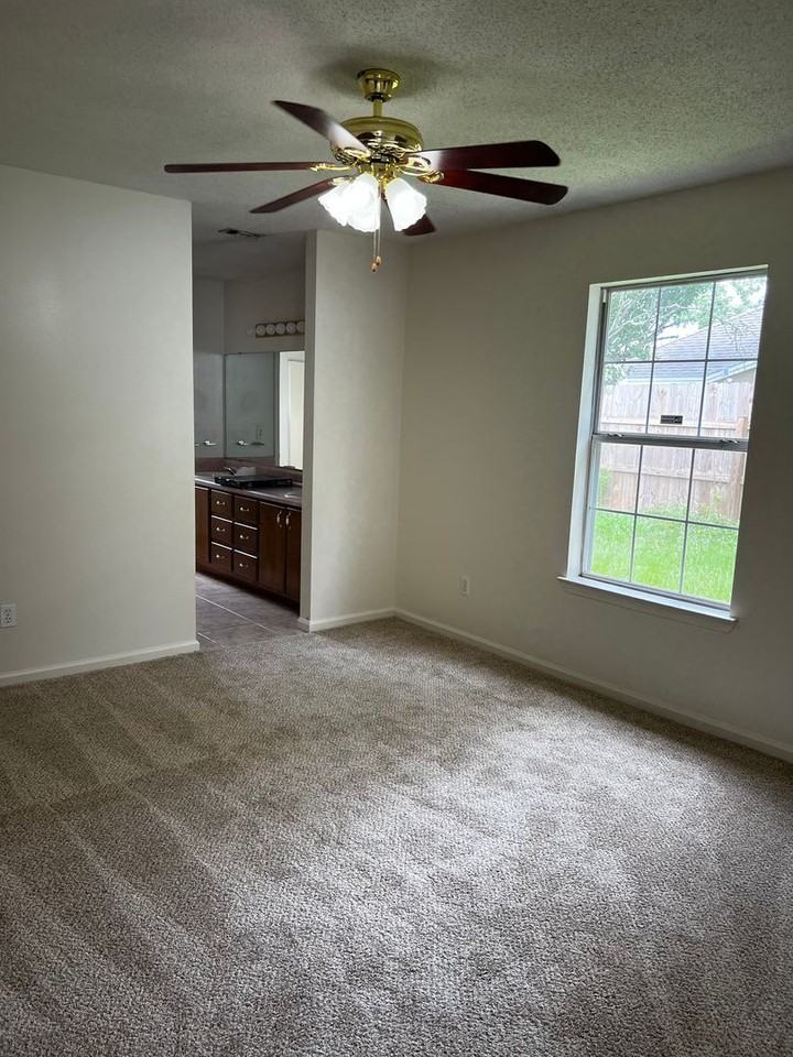 1128 Sweetbriar Sta - Photo 4 of 14