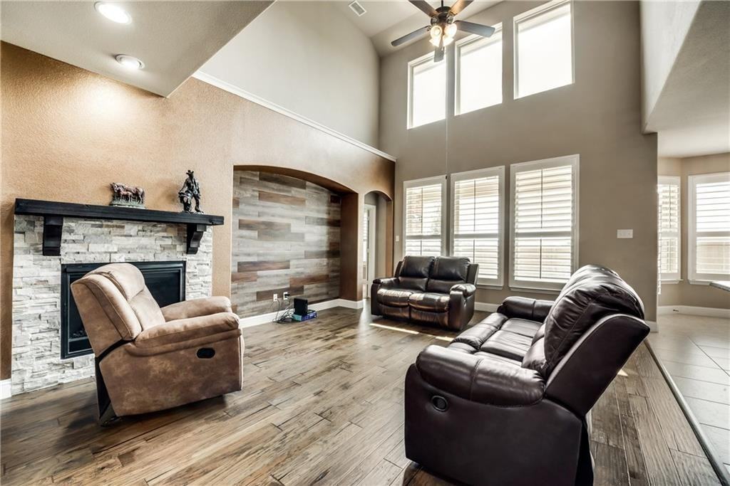 1025 Spring Falls Dr - Photo 2 of 22