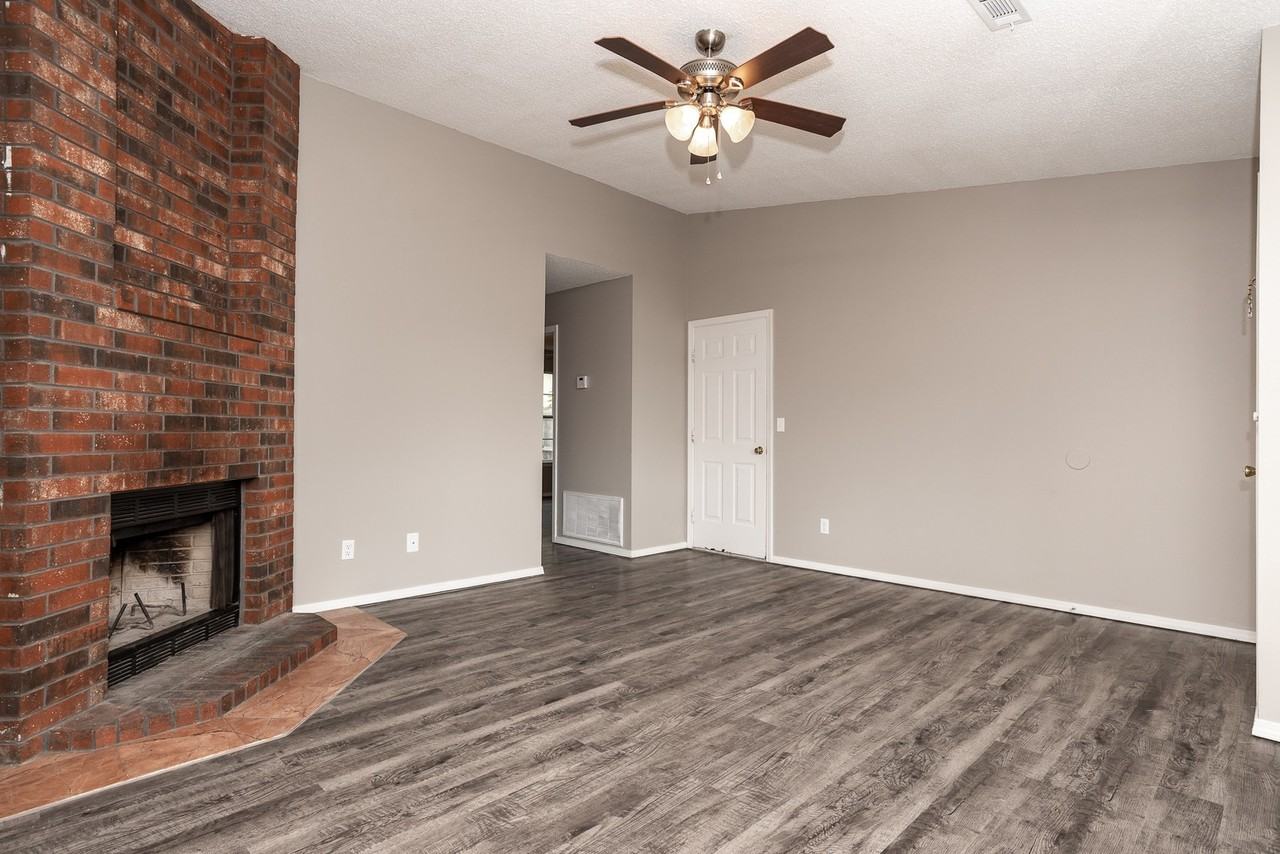 2011 N Chestnut Ave - Photo 2 of 16