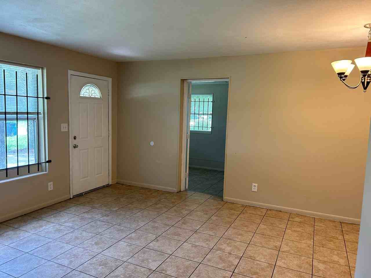 2820 Aubrey Ave - Photo 3 of 14