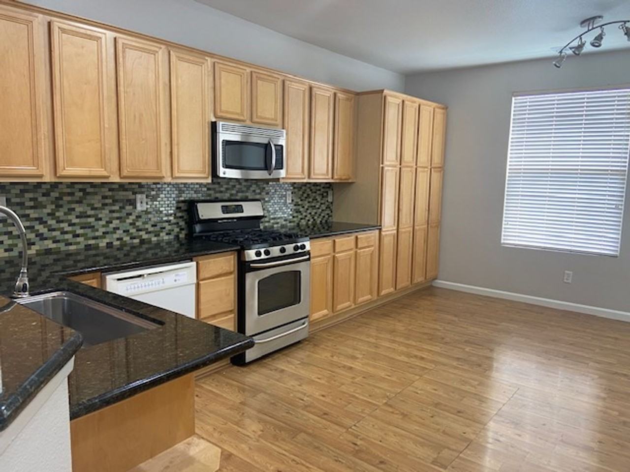 1640 Rocky Cove Ln - Photo 3 of 23