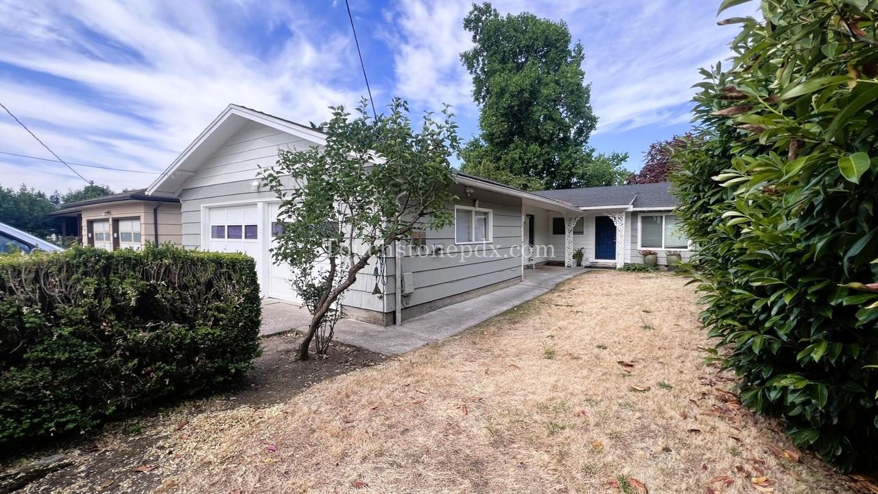 1745 Berry St. SE - Photo 2 of 18