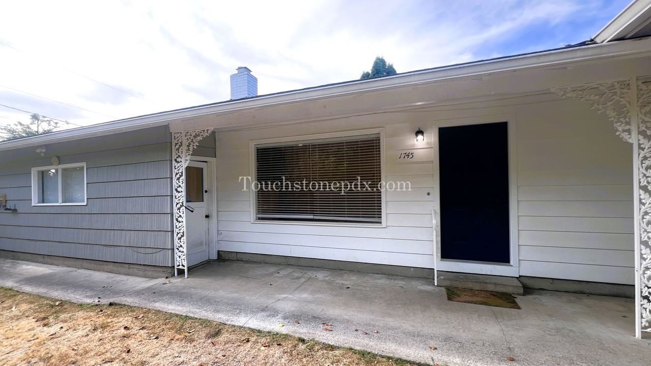 1745 Berry St. SE - Photo 3 of 18